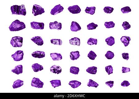 Violette Edelsteine auf weißem Hintergrund isoliert Nahaufnahme, rohe Edelsteine, Amethyst, Saphir, Topas, Spinell, Tanzanit, Mineralgestein Proben, Nuggets Stockfoto