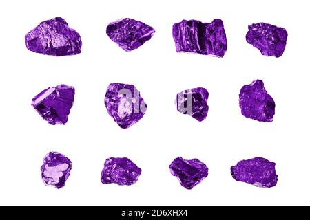 Violette Edelsteine auf weißem Hintergrund isoliert Nahaufnahme, rohe Edelsteine, Amethyst, Saphir, Topas, Spinell, Tanzanit, Mineralgestein Proben, Nuggets Stockfoto