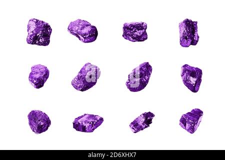 Violette Edelsteine auf weißem Hintergrund isoliert Nahaufnahme, rohe Edelsteine, Amethyst, Saphir, Topas, Spinell, Tanzanit, Mineralgestein Proben, Nuggets Stockfoto