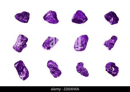 Violette Edelsteine auf weißem Hintergrund isoliert Nahaufnahme, rohe Edelsteine, Amethyst, Saphir, Topas, Spinell, Tanzanit, Mineralgestein Proben, Nuggets Stockfoto