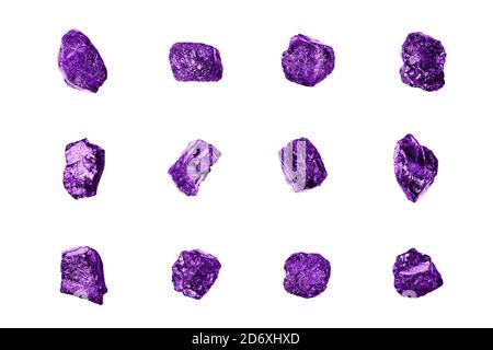 Violette Edelsteine auf weißem Hintergrund isoliert Nahaufnahme, rohe Edelsteine, Amethyst, Saphir, Topas, Spinell, Tanzanit, Mineralgestein Proben, Nuggets Stockfoto