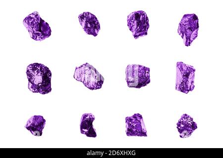 Violette Edelsteine auf weißem Hintergrund isoliert Nahaufnahme, rohe Edelsteine, Amethyst, Saphir, Topas, Spinell, Tanzanit, Mineralgestein Proben, Nuggets Stockfoto