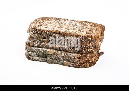 Schimmeliges Vollkornbrot, isoliert auf weißem Hintergrund Stockfoto