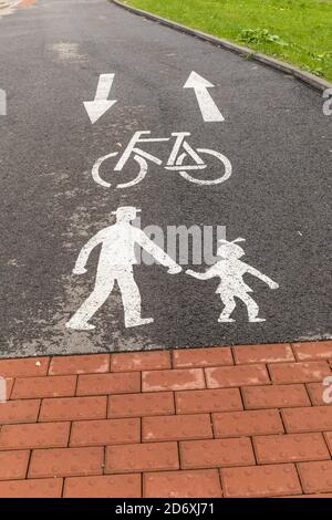 Verkehrsmarkierungen auf dem Radweg. Radweg mit weißem Radweg auf der Straße in der Tschechischen Republik in der Stadt Tisnov. Fußgängerweg. Stockfoto