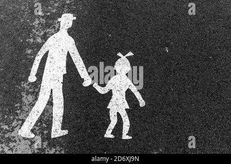 Fussgängerweg in der Tschechischen Republik in der Stadt Tisnov. Mann und Mädchen auf Asphalt. Fußgänger-Symbol. Stockfoto