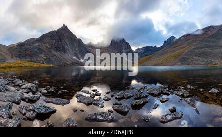 Wunderschöne Panoramaaussicht auf die Rugged Mountains und den Alpinen See Stockfoto