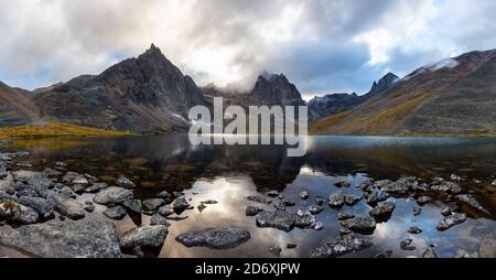 Schöne dramatische Aussicht auf die Rugged Mountains und Alpine Lake Stockfoto