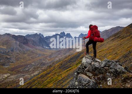 Woman Backpacking auf Scenic Rocky Hiking Trail Stockfoto