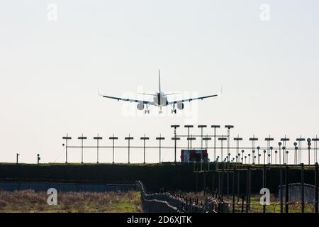 Silhouette von Passagierflugzeugen bei der Landung mit sich nähernden Runway-Lichter Stockfoto