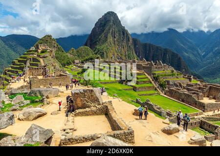 Touristen besuchen die verlorene Stadt und Zitadelle von Machu Picchu, Cusco, Peru. Stockfoto