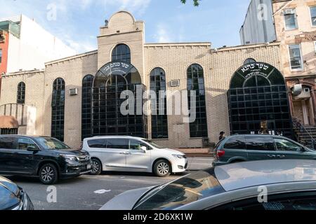 New York, Usa. Oktober 2020. Ansicht der Kongregation Yetev Lev Satmar, wo Staatsbeamte stoppen geplante 10,000-Personen-Hochzeit in Brooklyn, New York am 19. Oktober 2020. Der Staat New York erließ einen Befehl, der die Massenversammlung, die gegen die Beschränkungen des Coronavirus verstoßen würde, ausschloss, der von Dr. Howard Zucker, dem Beauftragten des Gesundheitsministeriums, unterzeichnet wurde. (Foto von Lev Radin/Sipa USA) Quelle: SIPA USA/Alamy Live News Stockfoto