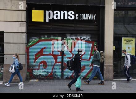 Barcelona, Spanien. Oktober 2020. Fußgänger mit Gesichtsmasken gehen an geschlossenen Türen des Restaurants Pans & Company in der Las Ramblas vorbei.die Regierung Kataloniens hat Restaurants und Bars für zwei Wochen geschlossen, um die Mobilität und soziale Interaktion in der nordspanischen Region zu verringern, um die Eskalation der COVID-19-Fälle anzugehen. Kredit: SOPA Images Limited/Alamy Live Nachrichten Stockfoto