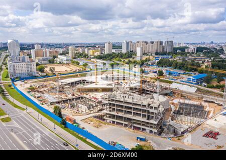 Neues Geschäftsgebäude im Bau. Luftpanorama der großen Baustelle in Minsk, Weißrussland Stockfoto