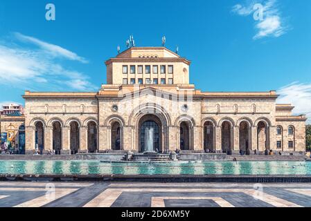 Kentron, Jerewan, Armenien - 26. September 2019: Geschichtsmuseum von Armenien, Nationalgalerie von Armenien mit singenden Brunnen auf dem Platz der Republik der c Stockfoto