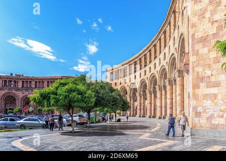 Kentron, Eriwan, Armenien - 26. September 2019: Das Gebäude auf dem Platz der Republik auf dem zentralen Stadtplatz in Eriwan war das Verkehrsministerium A Stockfoto