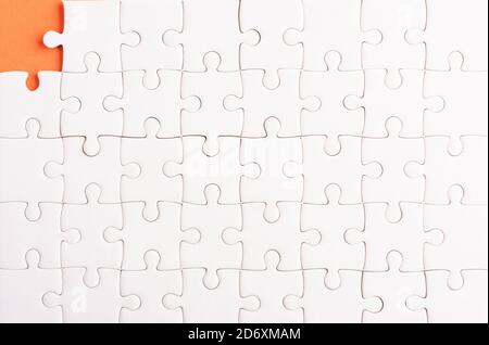 Draufsicht flache Lage Papier schlicht weiß Puzzle-Spiel Textur unvollständig oder fehlende Stück, Studio auf einem orangen Hintergrund geschossen, Quiz-Berechnung c Stockfoto