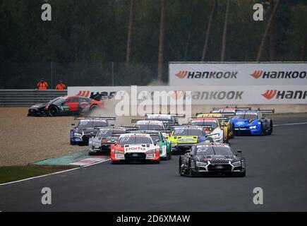 18. Oktober 2020, Circuit Zolder, Zolder, DTM 2020, Zolder, 16.-18. Oktober 2020, im Bild Ferdinand von Habsburg (AUT # 62), WRT Team Audi Sport, Rene Rast (DEU # 33), Audi Sport Team Rosberg, Nico Muller (CH # 51), Audi Sport Team Abt Sportsline, Mike Rockenfeller (DEU # 99), Audi Sport Team Phoenix, Jamie Green (GBR # 53), Audi Sport Team Rosberg, Harrison Newey (GBR # 10), WRT Team Audi Sport, Sheldon van der Linde (ZAF # 31), BMW Team RBM, Loic Duval (FRA # 28), Audi Sport Team Phoenix fliegend im Hintergrund Stockfoto