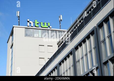 Berlin, Deutschland. Oktober 2020. Auf einem Gebäude der Hochschule für Technik (HTW) in Berlin Schöneweide ist das Logo der Hochschule zu sehen. Quelle: Kira Hofmann/dpa-Zentralbild/ZB/dpa/Alamy Live News Stockfoto