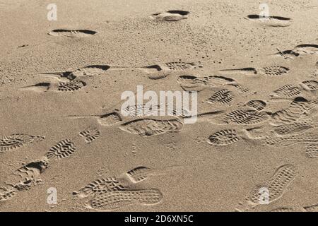 Fußabdrücke im nassen Sand am Strand, Hintergrundbild Stockfoto