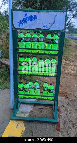 18. Oktober 2020 : Reengus, Jaipur, Indien / Dew und Sprite Marke Softdrink auf dem Display in einem Supermarkt Regal. Mirinda und Tau ist berühmt und beliebt Stockfoto