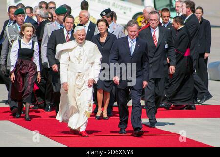 Weltjugendtag in Deutschland, Köln, 18.8.2005, Papst Benedikt XVI. Und Bundespräsident Horst Koehler am Flughafen, gefolgt von Bundeskanzler Gerhard Schroeder und seiner Frau Doris Schroeder-Koepf sowie Frau Koehler, Stockfoto