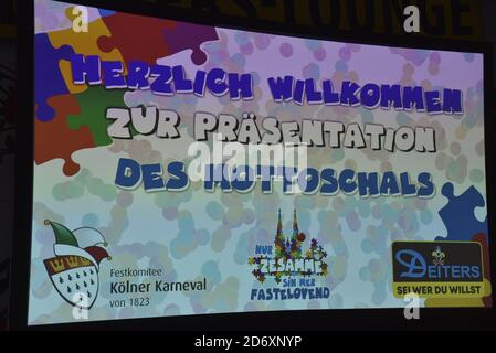 Köln, Deutschland. 19. Oktober 2020. Bei der Präsentation des Kölner Karnevals Schal für Session 2021 mit dem Motto "nur zesamme sin mer Favelovend" (nur gemeinsam sind wir Karneval) Quelle: Horst Galuschka/dpa/Alamy Live News Stockfoto