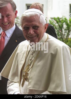 Weltjugendtag in Deutschland 18.8.2005, Bundespräsident Horst Koehler begrüßt Papst Benedikt XVI. Vor der Villa Hammerschmidt, Bonn Stockfoto