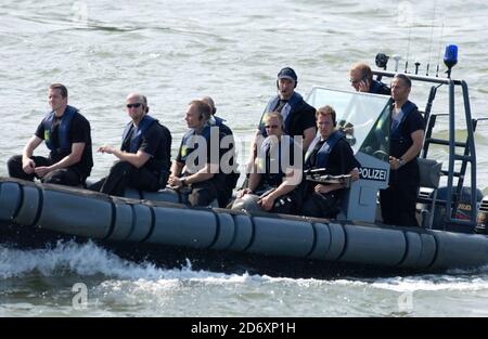 Weltjugendtag in Deutschland, Köln, 18.8.2005, Sonderpolizei im Tierkreis am Rhein Stockfoto