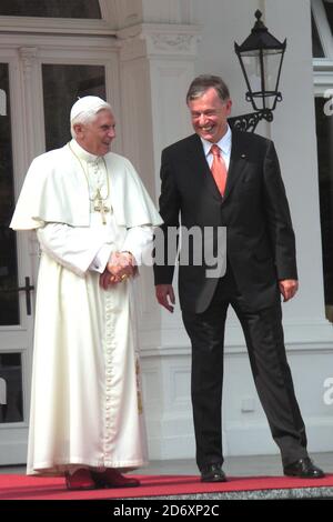 Weltjugendtag in Deutschland 18.8.2005, Bundespräsident Horst Koehler begrüßt Papst Benedikt XVI. Vor der Villa Hammerschmidt, Bonn Stockfoto