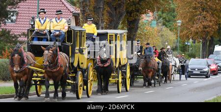 10. Oktober 2020, Sachsen, Bad Düben: Siegfried Händler und Monika Sonntag vom Familienunternehmen Kutsche, Kremser und Co. Sind in Bad Düben mit Mitarbeitern, Familie und Gästen in einer Postkutsche, Landauer und vis-a-vis-Bus unterwegs. Die kleine Herbstfahrt mit den historischen Kutschen markiert das Ende der Sommersaison und gleichzeitig den Beginn der Winterfahrten. Wärmende Häute und Decken für die Landau und Kremser und heiße Brennsteine als "Fußbodenheizung" für die Postkutscher gehören dann in der kalten Jahreszeit zum Inventar. Foto: Waltraud Grubitzsch/dpa-zentralbild/ZB Stockfoto