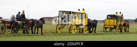 10. Oktober 2020, Sachsen, Bad Düben: Siegfried Händler und Monika Sonntag vom Familienunternehmen Kutsche, Kremser und Co. Sind in Bad Düben mit Mitarbeitern, Familie und Gästen in einer Postkutsche, Landauer und vis-a-vis-Bus unterwegs. Die kleine Herbstfahrt mit den historischen Kutschen markiert das Ende der Sommersaison und gleichzeitig den Beginn der Winterfahrten. Wärmende Häute und Decken für die Landau und Kremser und heiße Brennsteine als "Fußbodenheizung" für die Postkutscher gehören dann in der kalten Jahreszeit zum Inventar. Foto: Waltraud Grubitzsch/dpa-zentralbild/ZB Stockfoto