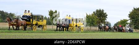 10. Oktober 2020, Sachsen, Bad Düben: Siegfried Händler und Monika Sonntag vom Familienunternehmen Kutsche, Kremser und Co. Sind in Bad Düben mit Mitarbeitern, Familie und Gästen in einer Postkutsche, Landauer und vis-a-vis-Bus unterwegs. Die kleine Herbstfahrt mit den historischen Kutschen markiert das Ende der Sommersaison und gleichzeitig den Beginn der Winterfahrten. Wärmende Häute und Decken für die Landau und Kremser und heiße Brennsteine als "Fußbodenheizung" für die Postkutscher gehören dann in der kalten Jahreszeit zum Inventar. Foto: Waltraud Grubitzsch/dpa-zentralbild/ZB Stockfoto