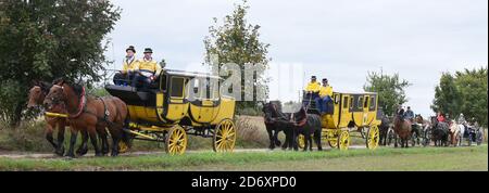 10. Oktober 2020, Sachsen, Bad Düben: Siegfried Händler und Monika Sonntag vom Familienunternehmen Kutsche, Kremser und Co. Sind in Bad Düben mit Mitarbeitern, Familie und Gästen in einer Postkutsche, Landauer und vis-a-vis-Bus unterwegs. Die kleine Herbstfahrt mit den historischen Kutschen markiert das Ende der Sommersaison und gleichzeitig den Beginn der Winterfahrten. Wärmende Häute und Decken für die Landau und Kremser und heiße Brennsteine als "Fußbodenheizung" für die Postkutscher gehören dann in der kalten Jahreszeit zum Inventar. Foto: Waltraud Grubitzsch/dpa-zentralbild/ZB Stockfoto