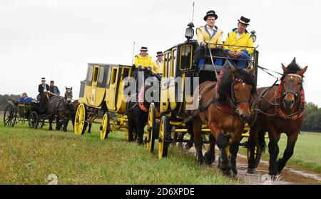 10. Oktober 2020, Sachsen, Bad Düben: Siegfried Händler und Monika Sonntag vom Familienunternehmen Kutsche, Kremser und Co. Sind in Bad Düben mit Mitarbeitern, Familie und Gästen in einer Postkutsche, Landauer und vis-a-vis-Bus unterwegs. Die kleine Herbstfahrt mit den historischen Kutschen markiert das Ende der Sommersaison und gleichzeitig den Beginn der Winterfahrten. Wärmende Häute und Decken für die Landau und Kremser und heiße Brennsteinziegel als "Fußbodenheizung" für die Postkutscher gehören dann in der kalten Jahreszeit zum Inventar. Foto: Waltraud Grubitzsch/dpa-zentralbild/ZB Stockfoto