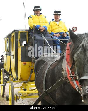 10. Oktober 2020, Sachsen, Bad Düben: Siegfried Händler (r) vom Familienunternehmen Kutsche, Kremser und Co. Ist in Bad Düben mit Bühnenkutler, Landauer und vis-a-vis-Trainer, zusammen mit Kutscher Peter Müller, Mitarbeitern, Familie und Gästen unterwegs. Die kleine Herbstfahrt mit den historischen Kutschen markiert das Ende der Sommersaison und gleichzeitig den Beginn der Winterfahrten. Wärmende Häute und Decken für die Landau und Kremser und heiße Feuersteinsteine als "Fußbodenheizung" für die Bühnentrainer gehören dann in der kalten Jahreszeit zum Inventar. Foto: Waltraud Grubitzsch/dp Stockfoto