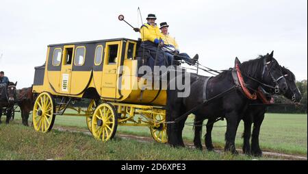 10. Oktober 2020, Sachsen, Bad Düben: Siegfried Händler (r) vom Familienunternehmen Kutsche, Kremser und Co. Ist in Bad Düben mit Bühnenkutler, Landauer und vis-a-vis-Trainer, zusammen mit Kutscher Peter Müller, Mitarbeitern, Familie und Gästen unterwegs. Die kleine Herbstfahrt mit den historischen Kutschen markiert das Ende der Sommersaison und gleichzeitig den Beginn der Winterfahrten. Wärmende Häute und Decken für die Landau und Kremser und heiße Brennsteinziegel als "Fußbodenheizung" für die Postkutscher gehören dann in der kalten Jahreszeit zum Inventar. Foto: Waltraud Grubitzsch/dpa-zent Stockfoto