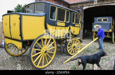 10. Oktober 2020, Sachsen, Bad Düben: Für die Fahrt mit der Postkutsche, Landauer und vis-a-vis-Bus wird eine Postkutsche auf dem Hof von Siegfried Händler und Monika Sonntag vom Familienunternehmen 'Kutsche, Kremser und Co. Vorbereitet. Familie und Gäste in Bad Düben mit den historischen Kutschen markieren das Ende der Sommersaison und gleichzeitig den Beginn der Fahrten im Winter. Wärmende Häute und Decken für die Landau und Kremser und heiße Brennsteinziegel als "Fußbodenheizung" für die Postkutscher gehören dann in der kalten Jahreszeit zum Inventar. Foto: Waltrau Stockfoto