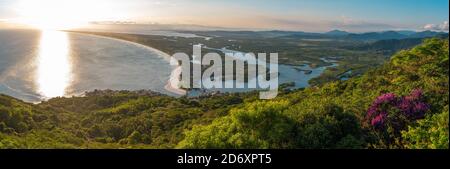 Fluss im Dschungel fließt in den Ozean. Brasilien Stockfoto