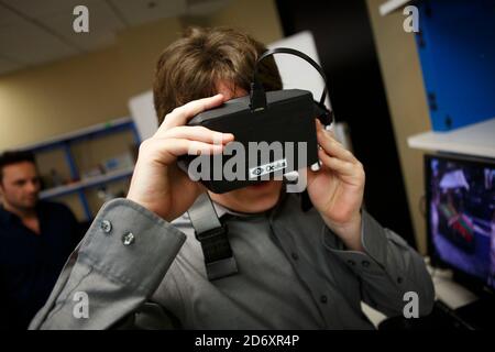 Irvine, Kalifornien, USA. Februar 2013. Palmer Luckey, 20, der Schöpfer des Oculus Rift Virtual Reality Videospiel-Headsets, bereitet eine Demonstration der Einheit vor, die das Unternehmen Oculus am Mittwoch, den 6. Februar 2013 in Irvine, Kalifornien, entwickelt. © 2013 Patrick T. Fallon Kredit: Patrick Fallon/ZUMA Wire/Alamy Live News Stockfoto