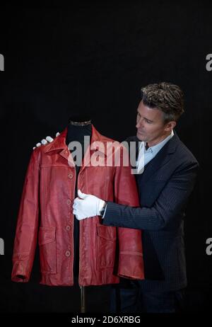 Stephen Lane, CEO von Prop Store, inspiziert Tyler Durdens (Brad Pitt) rote Lederjacke aus dem Film 'Fight Club' von 1999 (Schätzung: £20,000-30,000) während einer Vorschau vor der Film- und TV-Erinnerungsauktion des Prop Store, die am 1. Und 2. Dezember 2020 stattfindet. Stockfoto