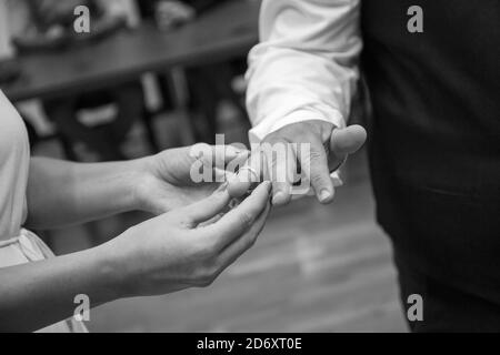 Eine nicht erkennbare Braut und Bräutigam Austausch der Eheringe In der Hochzeitszeremonie Stockfoto