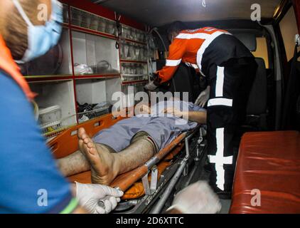 19. Oktober 2020: Gaza, Palästina. 19. Oktober 2020. Ein Rettungsdienst unterstützt einen Mann, der von einer Beschlagnahme in der Stadt Beit Lahia betroffen ist, bevor er ihn in das indonesische Krankenhaus in Jabalia im nördlichen Gazastreifen überführt. Es wird angenommen, dass die manâ €™s Konvulsion wurde als Folge der psychologischen Ursachen (Kredit-Bild: © Ahmad Hasaballah / IMAGESLIVE über ZUMA Wire) Stockfoto