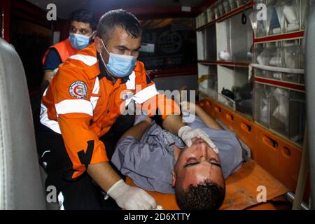 19. Oktober 2020: Gaza, Palästina. 19. Oktober 2020. Ein Rettungsdienst unterstützt einen Mann, der von einer Beschlagnahme in der Stadt Beit Lahia betroffen ist, bevor er ihn in das indonesische Krankenhaus in Jabalia im nördlichen Gazastreifen überführt. Es wird angenommen, dass die manâ €™s Konvulsion wurde als Folge der psychologischen Ursachen (Kredit-Bild: © Ahmad Hasaballah / IMAGESLIVE über ZUMA Wire) Stockfoto