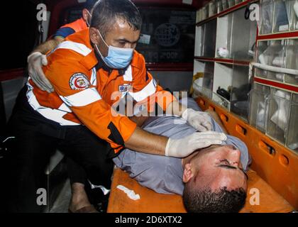 19. Oktober 2020: Gaza, Palästina. 19. Oktober 2020. Ein Rettungsdienst unterstützt einen Mann, der von einer Beschlagnahme in der Stadt Beit Lahia betroffen ist, bevor er ihn in das indonesische Krankenhaus in Jabalia im nördlichen Gazastreifen überführt. Es wird angenommen, dass die manâ €™s Konvulsion wurde als Folge der psychologischen Ursachen (Kredit-Bild: © Ahmad Hasaballah / IMAGESLIVE über ZUMA Wire) Stockfoto
