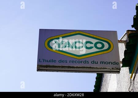 Bordeaux , Aquitaine / Frankreich - 16 10 2020 : Yacco-Zeichen Text und Logo von Öl für Auto vor der Station Garage Stockfoto