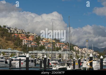 Airlie Beach, Qld, Australien - 12. Oktober 2020: Apartmenthäuser mit Blick auf den Yachthafen in Airlie Beach. Stockfoto