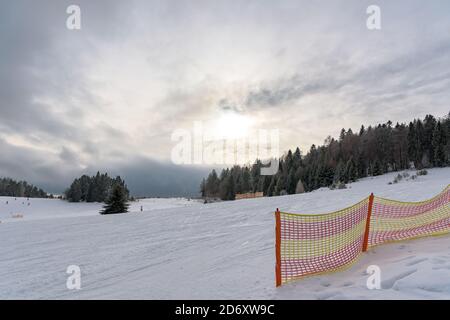 Dunkle Sturmwolken über der Skipiste im Beski Sadecki Gebirge bei Krynica Zdroj, Polen Stockfoto