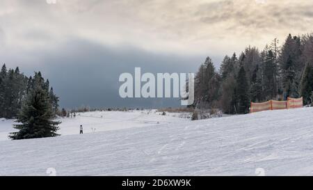 Dunkle Sturmwolken über der Skipiste im Beski Sadecki Gebirge bei Krynica Zdroj, Polen Stockfoto