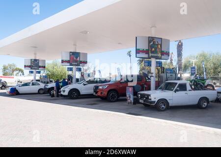 Autos, Fahrzeuge an einer Tankstelle tanken während der Sommerferiensaison in Südafrika Stockfoto