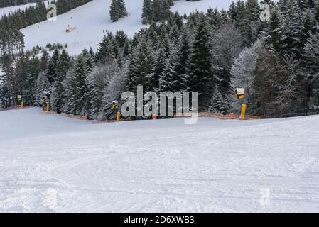 Moderne Schneekanonen auf einer Skipiste in Beskid Sadecki Gebirge, Krynica Zdroj, Polen Stockfoto